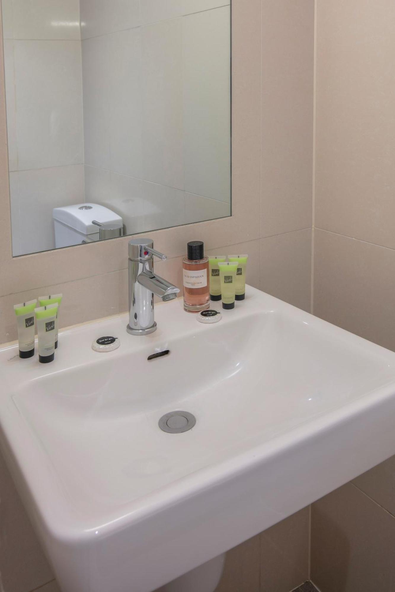 Queensway Hotel, Sure Hotel Collection By Best Western London Room photo